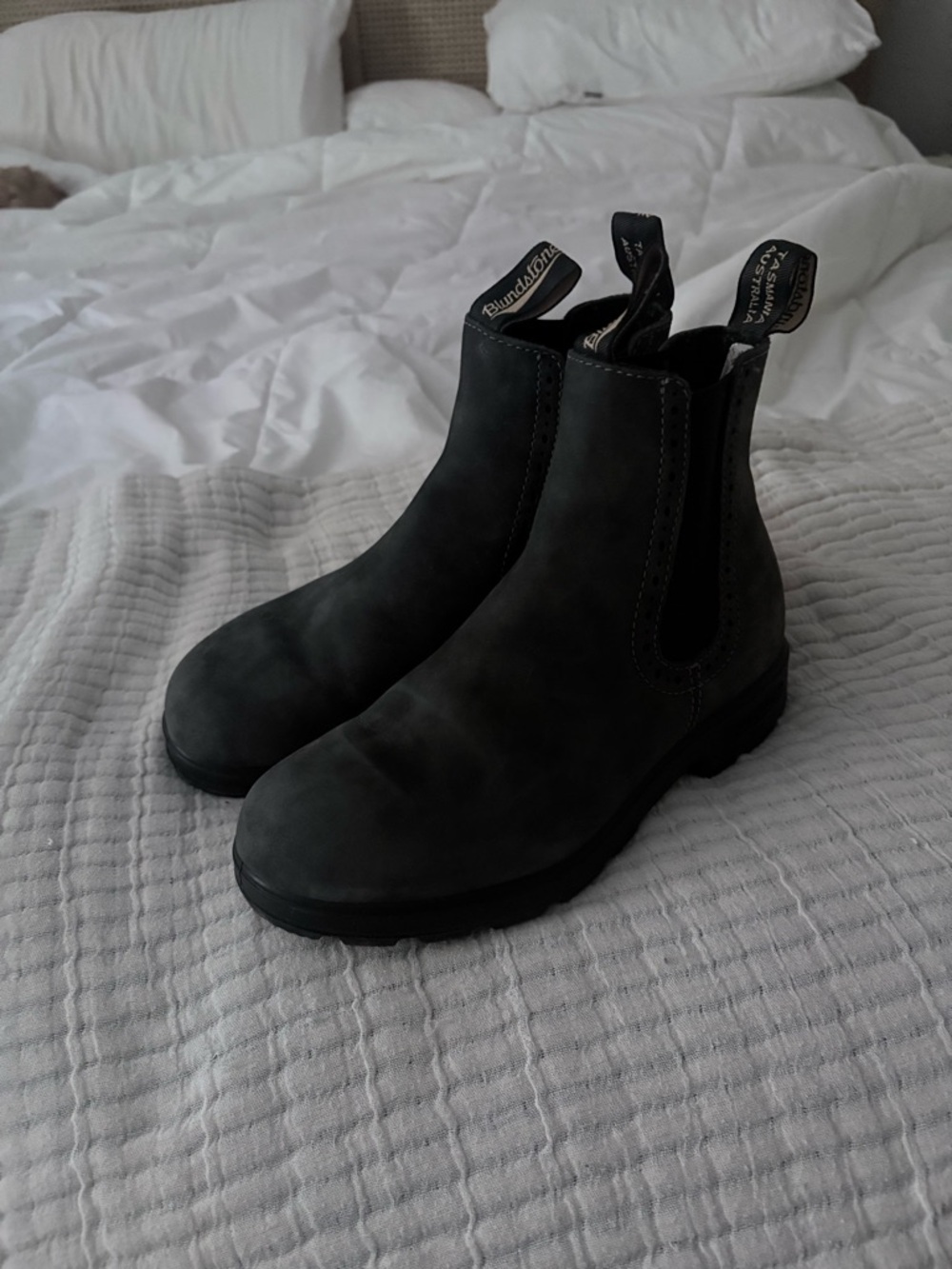 Blundstone Chelsea Boots in Charcoal Black